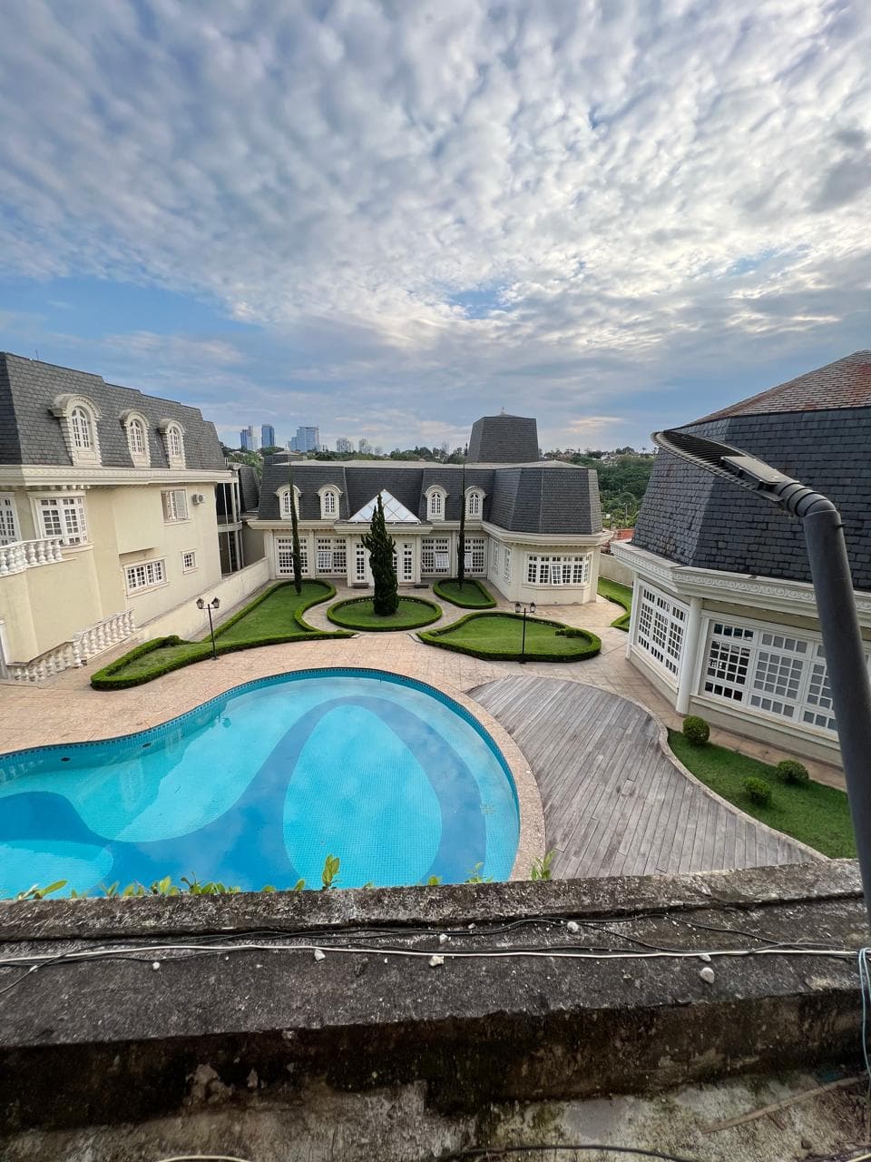 Vista de Residência clássica com piscina