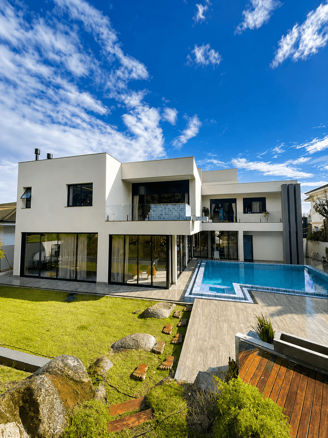 Residência contemporânea concluída pela Rainha da Obra