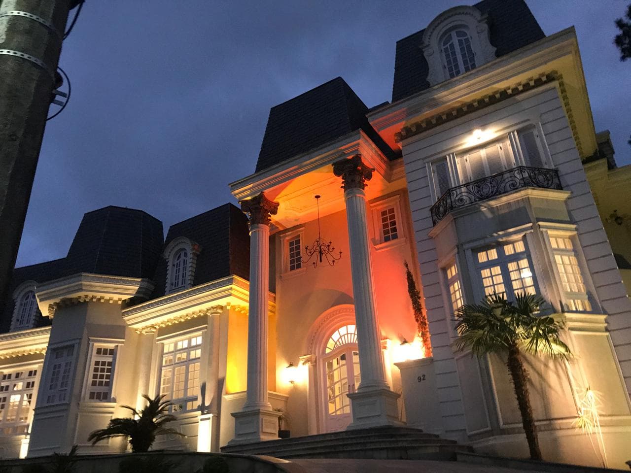 Residência contemporânea concluída pela Rainha da Obra